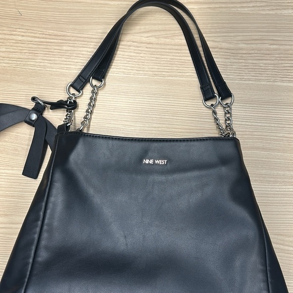 Nine West Handbags - Nine West black leather purse